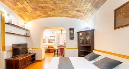 The British Corner, Central Cozy Loft with Garden