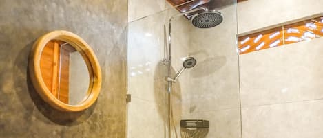 Bruser, hårtørrer, bidet, håndklæder