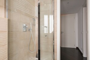 Shower, hair dryer, bidet - The Vatican Rest, Elegant Apt Nerby the Basilica (Roma)