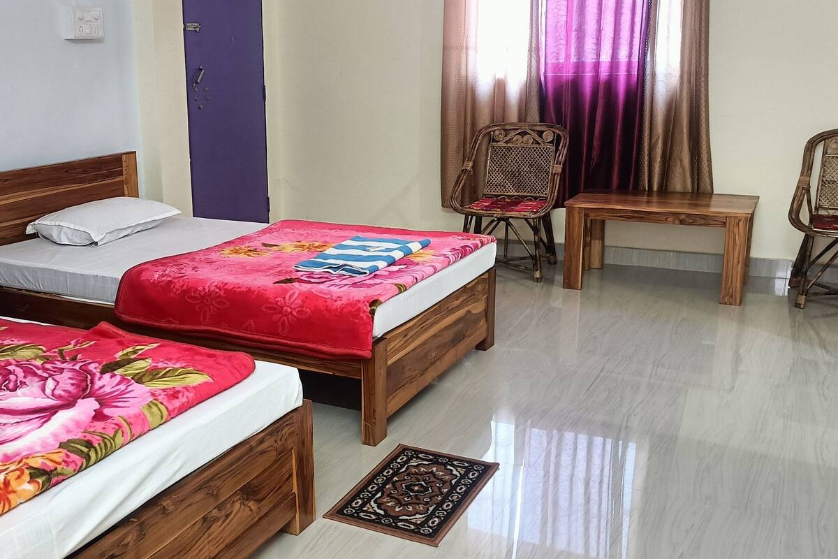 Chambre quadruple exécutive | Literie hypoallergénique, lit avec matelas en mousse à mémoire, bureau