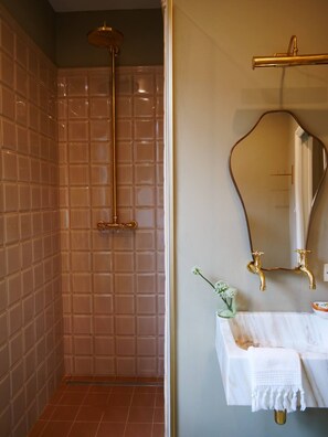 ヘアドライヤー、ビデ、タオル、石鹸