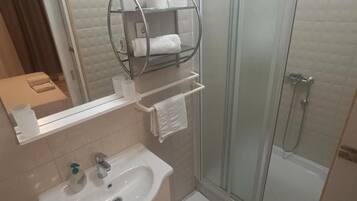 Room, 3 Bedrooms, Smoking, Balcony | Bathroom