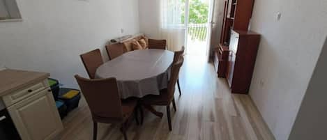Room, 3 Bedrooms, Smoking, Balcony | Dining room