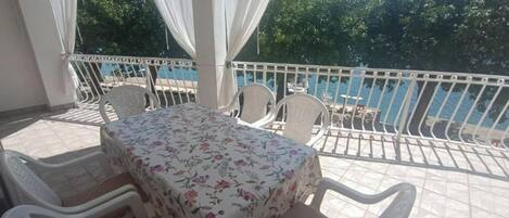 Kamer, 3 slaapkamers, roken, balkon | Buiten dineren