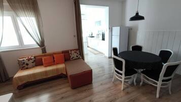 Kamar, 2 kamar tidur, Boleh Merokok, balkon | Ruang keluarga