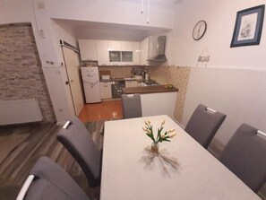 Room, 2 Bedrooms, Smoking, Balcony | Ruang makan