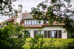 A two-story house with a tiled roof, large windows, and a chimney. - Exceptional Alsatian estate with private lake (Rountzenheim-Auenheim)