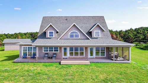 Charming 4BR, 2.5BA waterfront cottage in Eastern PEI - ideal summer getaway!
