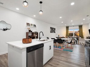 Fridge, microwave, oven, stovetop - Midtown New Build! Central by Downtown & Plaza (Kansas City)