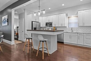 冷蔵庫、電子レンジ、オーブン、コンロ