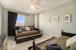 4 bedrooms, desk, iron/ironing board, travel crib - KC Oasis: Pool, Hot Tub, Sauna (Olathe)