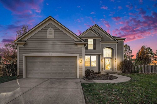 KC Oasis: Pool, Hot Tub, Sauna