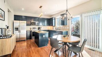 Jääkaappi, mikroaaltouuni, uuni, liesi