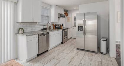 Tropical Hideaway: Hot Tub, Pool, Remodeled in PV