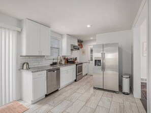 電子レンジ、コンロ、食器洗い機、コーヒー / ティーメーカー