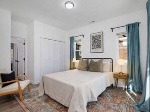 6 Schlafzimmer, Schreibtisch, Bügeleisen/Bügelbrett, WLAN