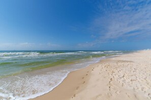 På stranden