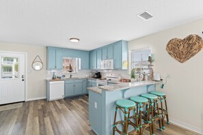 Fridge, microwave, oven, stovetop - AOK Oasis House by Liquid Life (Fort Morgan)