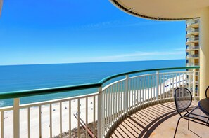 Un balcón con vista a la playa y al océano.