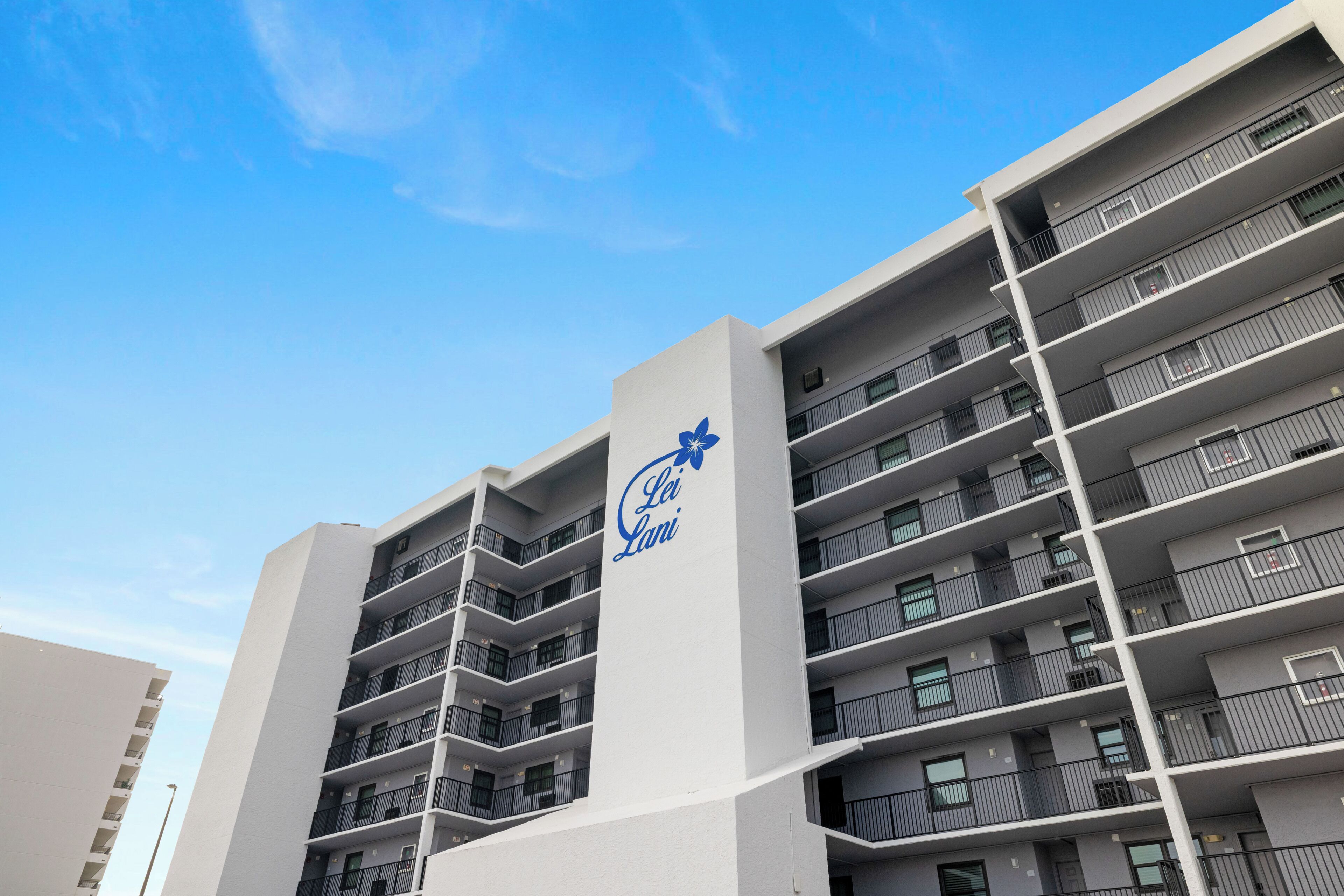 Un edificio alberghiero a più piani con un logo ben visibile sulla facciata.