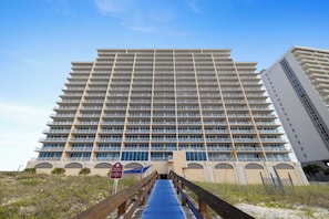 Een hotel met meerdere verdiepingen en een opvallende hellingbaan naar de hoofdingang.