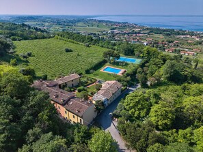 Exterior - Regarda - "Antico Convento" Two-room apartment in an 18th-century convent, sunsets over the lake, pool and tennis court (Bardolino)