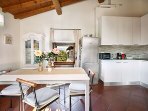 Fridge, microwave, oven, stovetop - Regarda - "Antico Convento" Two-room apartment in an 18th-century convent, sunsets over the lake, pool and tennis court (Bardolino)