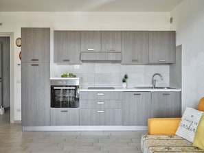 Een koelkast, een microgolfoven, een oven, een kookplaat