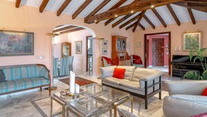 Villa, 5 chambres, terrasse | Coin séjour