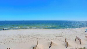 Ein Strand mit klarem, blauem Wasser und einem Sandufer.