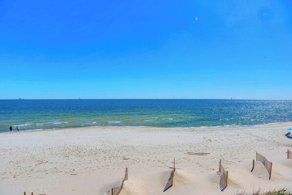 På stranden