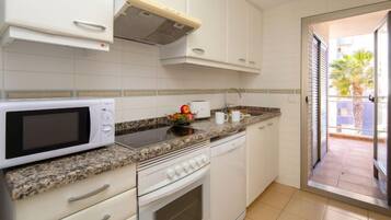 House, 2 Bedrooms, Terrace | Private kitchen