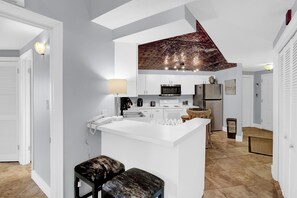 Fridge, microwave, oven, stovetop - The Palms 313 by Liquid Life (Orange Beach)