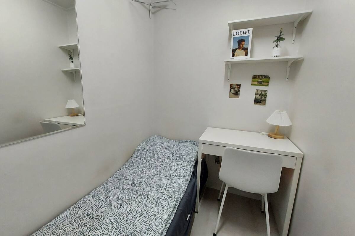 Deluxe Room, Women only, Non Smoking, Shared Bathroom(315)(Self check-In Hotel,Please contact HOTEL) | 免費 Wi-Fi、床單