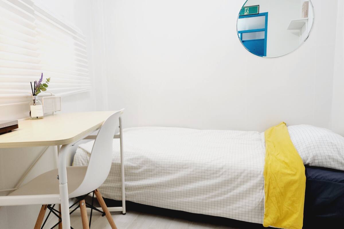 Deluxe Room, Women only, Non Smoking, Shared Bathroom(411)(Self check-In Hotel,Please contact HOTEL) | 免費 Wi-Fi、床單
