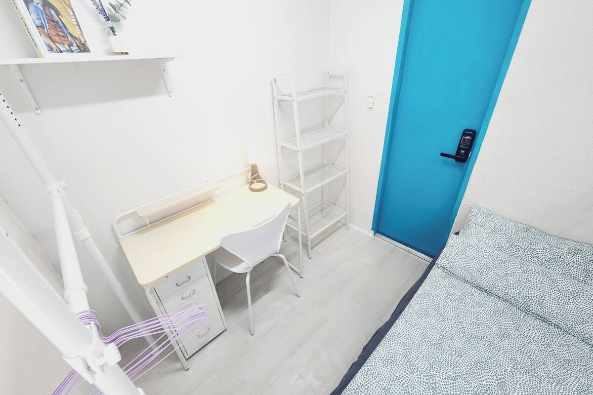 Deluxe Room, Women only, Non Smoking,Shared Bathroom(404)(Self check-In Hotel,Please contact HOTEL) | 免費 Wi-Fi、床單