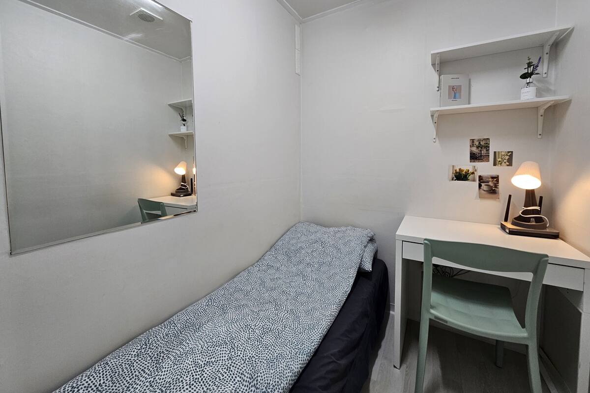 Deluxe Room, Women only, Non Smoking, Shared Bathroom(318)(Self check-In Hotel,Please contact HOTEL) | 免費 Wi-Fi、床單