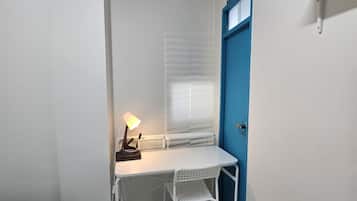 Deluxe Room, Women only, Non Smoking, Shared Bathroom(412)(Self check-In Hotel,Please contact HOTEL) | Wi-Fi gratuit, draps fournis