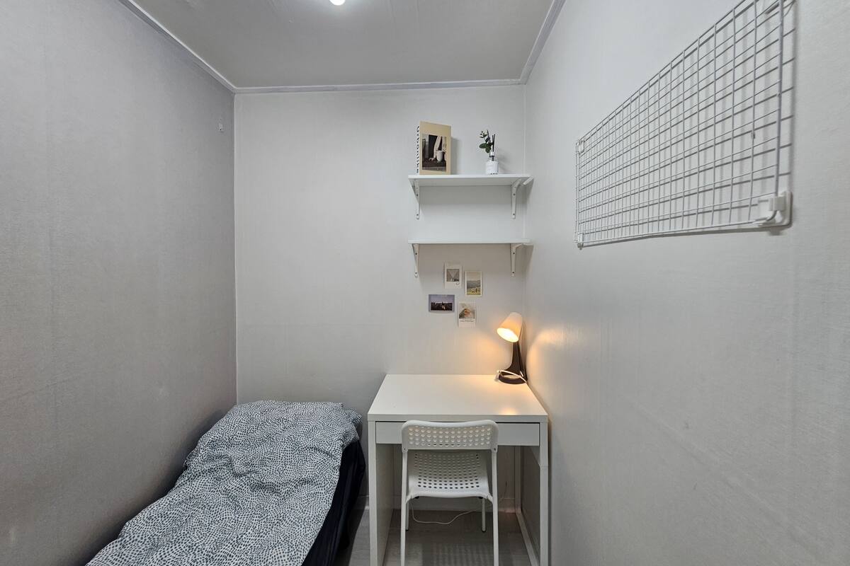 Deluxe Room, Women only, Non Smoking, Shared Bathroom(319)(Self check-In Hotel,Please contact HOTEL) | 免費 Wi-Fi、床單