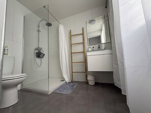 Douche, sèche-cheveux, serviettes fournies, savon