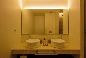 Hair dryer, towels, toilet paper - Garça Real Flats - 2 Bedroom Apartment (Porto)