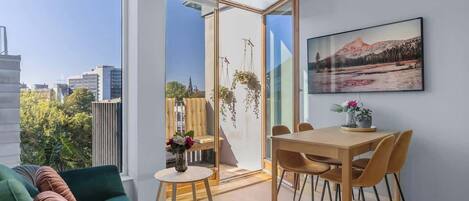 Een televisie en boeken