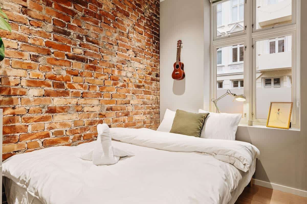 2 soverom, skrivebord, strykejern/-brett og wi-fi