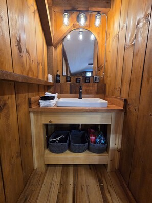 Een haardroger, handdoeken