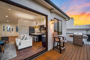 Ein modernes Haus mit einer Terrasse, einer Küche und einem Wohnbereich.