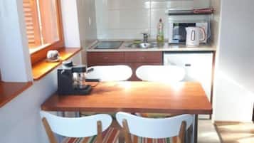 Microwave, coffee/tea maker, electric kettle, toaster