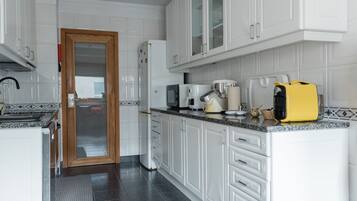 Coffee/tea maker, fridge, microwave, oven