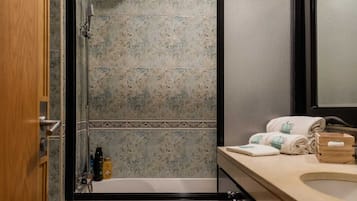 Umweltfreundliche Kosmetikartikel, Haartrockner, Bidet, Handtücher