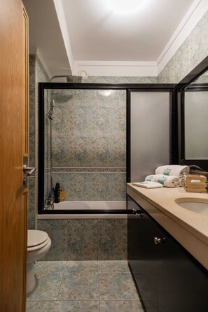 Eco-friendly toiletries, hair dryer, bidet, towels