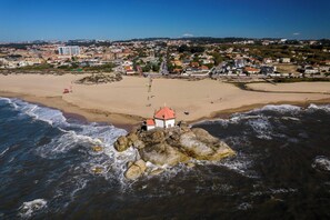 Playa en los alrededores y toallas de playa 